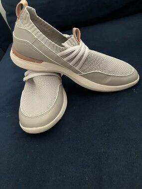 Rockport Womens Fly Bungee Slip-On  Sneakers - Light Gray Tan Accents. Size 7.5